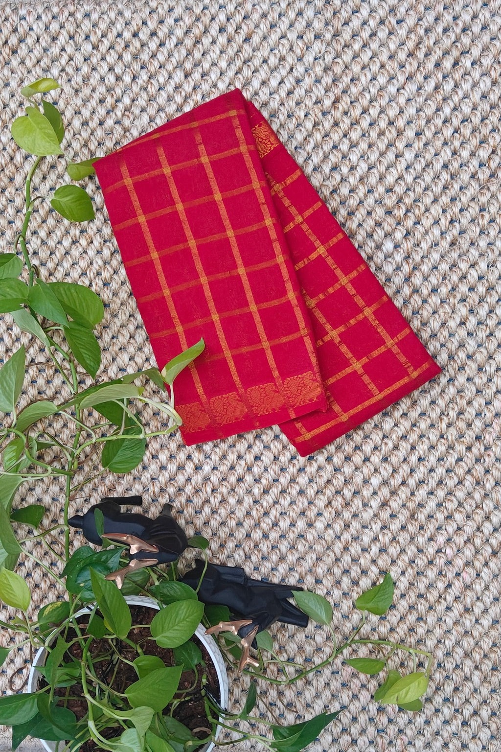 Pavithrakattam Sungudi Cotton :Bright Red with golden checks