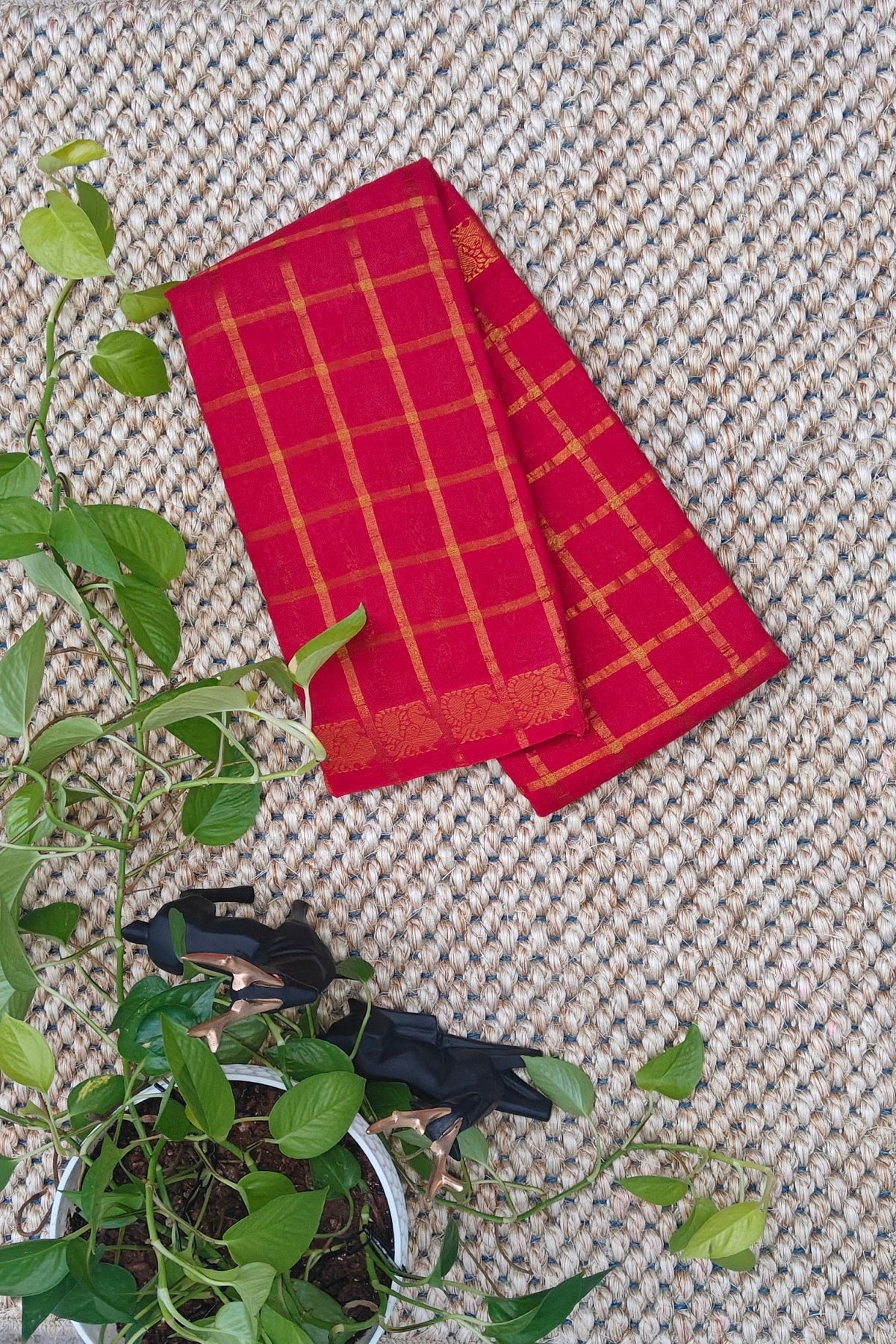 Pavithrakattam Sungudi Cotton :Bright Red with golden checks