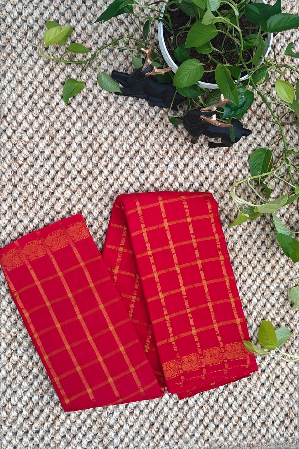 Pavithrakattam Sungudi Cotton :Bright Red with golden checks