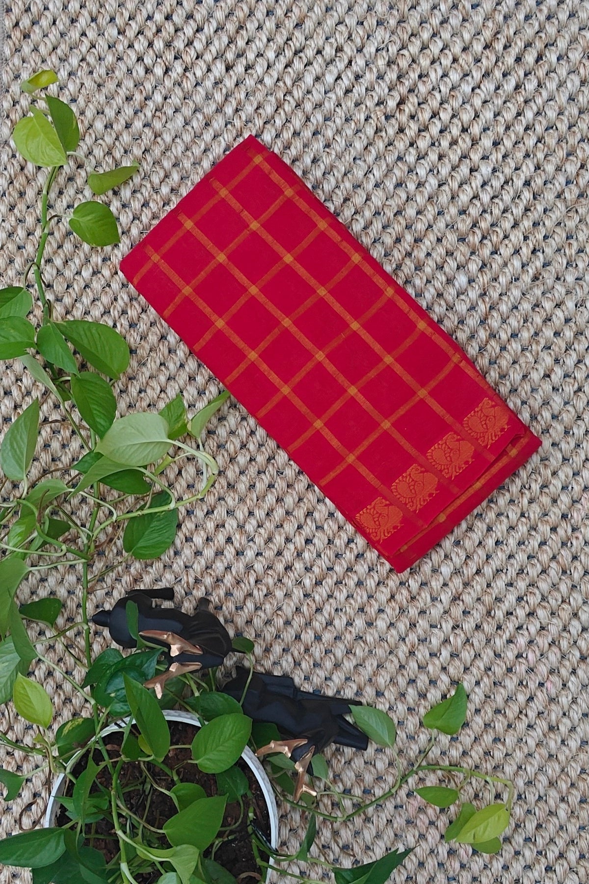Pavithrakattam Sungudi Cotton :Bright Red with golden checks