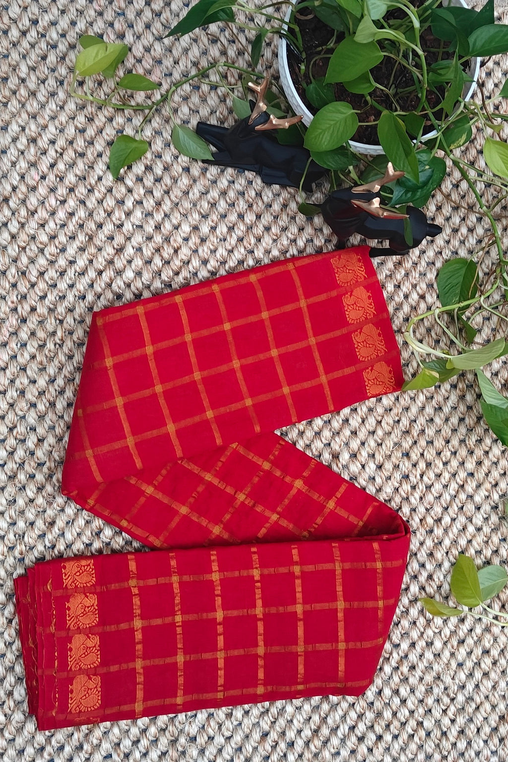 Pavithrakattam Sungudi Cotton :Bright Red with golden checks